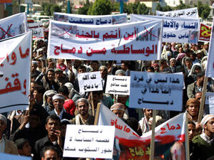 Yemenis shout slogans during a protest outside the home of Yemeni President Yemeni President Abdrabuh Mansur Hadi against the fighting between the Shiite Houthi movement and Salafi militants in the northern town of Damaj. (Image credit: AFP)