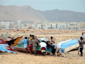 Yemeni fishermen push a boat to shore in the southern city of Mukalla in Yemen's Hadramawt Province on November 9, 2015. (AFP/File)
