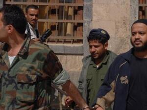 عناصر من الجيش يقتادون معتقلا من القاعدة