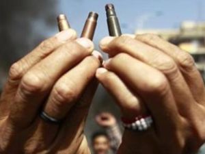 متظاهر يمني يعرض على الصحفيين فوارغ طلقات رصاص أثناء احتجاج في تعز يوم الأربعاء للمطالبة بتنحي الرئيس علي عبد الله صالح. 
