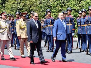 أكد الرئيس المصري، عبد الفتاح السيسي، رفض مصر القاطع لتحول اليمن إلى موطئ قدم لقوى غير عربية.

