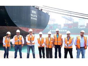 احتفالاً بهذه المناسبة الهامة، قام السيد/ أحمد حسن، مدير العمليات التشغيلية في موانئ دبي العالمية-السخنة، بإهداء درع من الكريستال لقائد المركب القبطان الهندي/ باتانيك أماريندرا