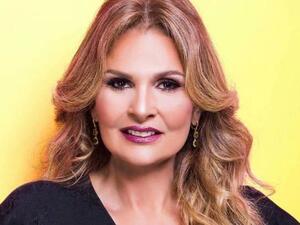 الفنانة يسرا