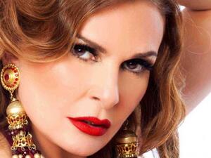 الفنانة يسرا