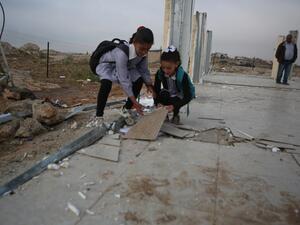 تدعي اسرائيل ان اثارا تاريخية موجودة تحت انقاض المدرسة 

