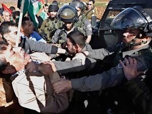   لحظة اعتداء جنود الاحتلال على الوزير أبو عين قبل استشهاده بدقائق
