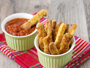 أصابع الكوسا المقلية مع صوص المارينارا