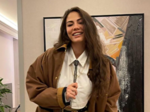 Özdemir shows cleavage in Riyadh Season 