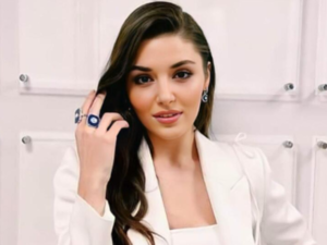 Hande Erçel arrives at the airport with her boyfriend