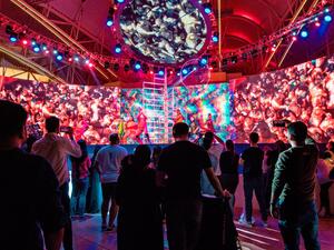 القرية العالمية وشبكة الإذاعة العربية تدعوان عشاق الموسيقى للانضمام إلى أكبر حفلة إفتراضية في العالم بمناسبة إنطلاق الموسم الخامس والعشرين 