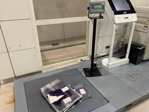 جمارك دبي تكشف تفاصيل إحباط تهريب 9.6 كيلو جرام من "الكوكايين"