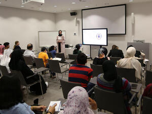  الشباب يتعلمون مهارات المناظرة في ورشة بمكتبة قطر الوطنية