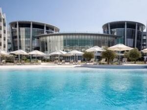  جميرا في منتجع جزيرة السعديات ومؤسسة "تحقيق أمنية" يتعاونان لإثراء حياة الأطفال المرضى في المنطقة 