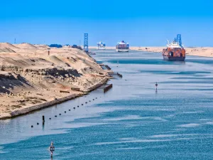 Suez Canal Authority Willing to Negotiate with Container Ship Owner