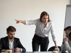 كيف تتعامل مع مديرك غير العادل؟