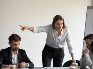 كيف تتعامل مع مديرك غير العادل؟
