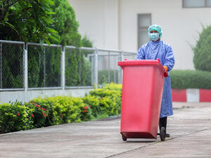 منذ تفشي جائحة كورونا بداية العام الماضي، أصبحت كمامات الوجه، وغيرها من وسائل الحماية الشخصية التي تستخدم للوقاية من الفيروس المستجد ضرورة لا غنى عنها للبشر بشكل عام، وللعاملين في قطاع الصحة بصفة خاصة. النفايات الطبية ترتفع بسبب كورونا لتصل إلى 7299 طنًا يوميًا