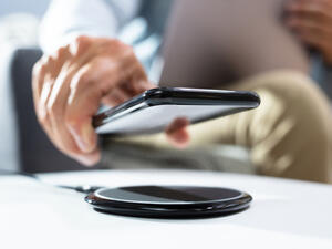 Nearly 1 Billion Smartphones Worldwide to Support Wireless Charging