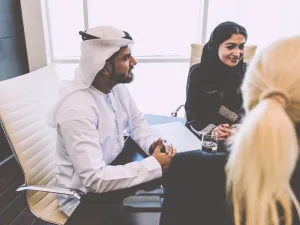 إليك ١٠ عادات لخلق بيئة عمل صحية في الشركة