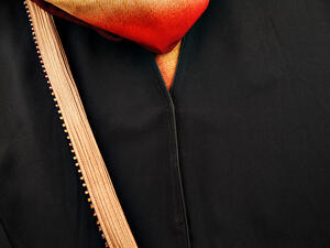 A man dresses up in a woman's abaya (Shutterstock)