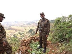 رئيس الوزراء الاثيوبية آبي أحمد مرتديا الزي العسكري