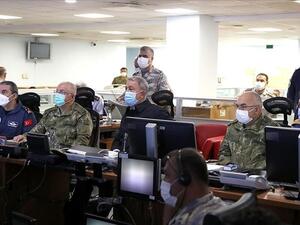 صورة تظهر وزير الدفاع التركي خلوصي اكار خلال اشرافه على عمليات القصف الجوية للقوات التركية في شمال العراق 