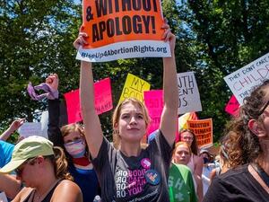 تواصل الاحتجاجات في الولايات المتحدة على إلغاء حق الإجهاض
