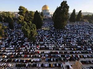 عشرات الآلاف يؤدون صلاة عيد الأضحى في المسجدين الأقصى والإبراهيمي