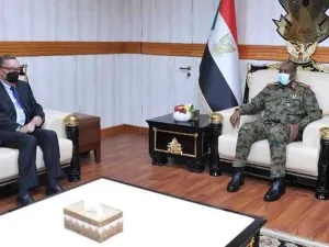 المبعوث الأميركي جيفري فيلتمان خلال لقائه رئيس مجلس السيادة السوداني عبد الفتاح البرهان في الخرطوم