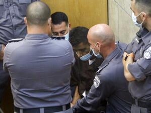 الاسير زكريا الزبيدي وسط سجانيه الاسرائيليين