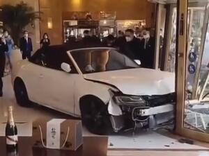 بسبب لابتوب.. زبون غاضب يقتحم بسيارته صالة فندق في شنغهاي (فيديو)