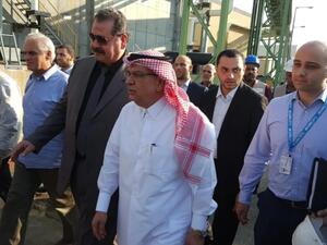 السفير القطري محمد العمادي (وسط) خلال زيارة سابقة إلى قطاع غزة