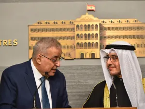 وزير الخارجية الكويتي أحمد ناصر الصباح (يمين) في مؤتمر صحفي مشترك مع نظيره اللبناني عبد الله بوحبيب في بيروت