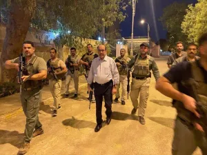 نوري المالكي يتجول حاملا رشاشا وسط المنطقة الخضراء