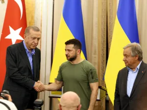 الرئيس التركي رجب طيب إردوغان ونظيره الأوكراني فلاديمير زيلينسكي، والأمين العام للأمم المتحدة أنطونيو غوتيريش، في مدينة لفيف الأوكرانية