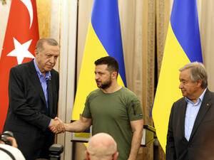 الرئيس التركي رجب طيب إردوغان ونظيره الأوكراني فلاديمير زيلينسكي، والأمين العام للأمم المتحدة أنطونيو غوتيريش، في مدينة لفيف الأوكرانية
