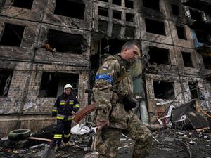 زيلينسكي يدعو القوات الروسية للاستسلام وزعماء أوروبيون يزورون اوكرانيا