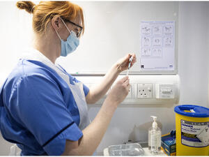 بريطانيا تعطي الضوء الاخضر لاول عقار مضاد للمتحور اوميكرون