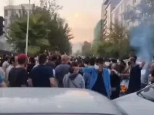 القضاء الايراني يصدر مئات الاحكام بالسجن على خلفية الاحتجاجات