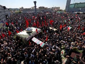 تشييع حاشد في طهران لضابطين ايرانيين قتلا بغارة اسرائيلية في دمشق