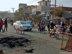 باكستانيون يضربون رجلا حتى الموت ثم يحرقونه بتهمة الاساءة للرسول