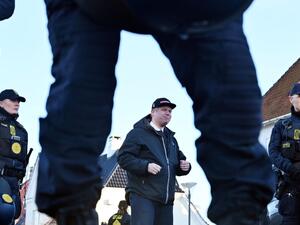 بالودان محاطا برجال الشرطة قبيل حرقه المصحف امام السفارة التركية في كوبنهاغن 