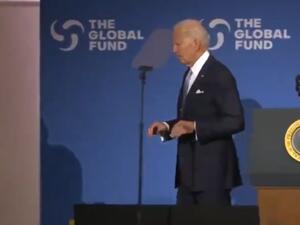 بايدن يهيم على وجهه فوق خشبة المسرح