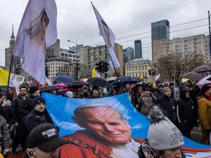 البولنديون يتظاهرون دفاعا عن البابا يوحنا المتهم بالتستر على قضايا تحرش جنسي