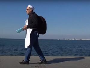 دبلوماسي تركي سابق يبيع السميط على شواطئ إزمير