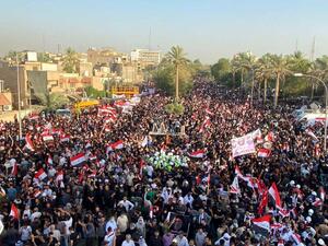 العراق.. تظاهرات مضادة للصدريين والمالكي يدعو إلى الحوار لتجاوز الأزمة