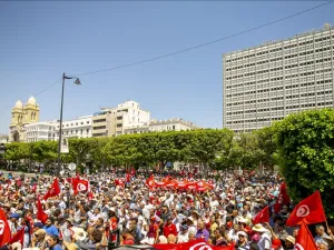تونسيون يتظاهرون دعما للقضاة ورفضا لاستفتاء سعيّد
