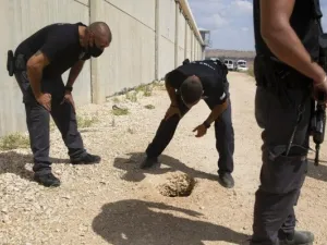 إسرائيل تعتقل اقرباء للاسرى الهاربين وتشن حملة تنكيل في سجن جلبوع