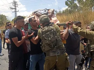 جنود إسرائيليون يهاجمون نعش سيدة فلسطينية في الخليل