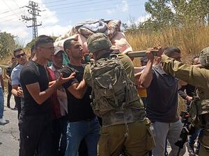 جنود إسرائيليون يهاجمون نعش سيدة فلسطينية في الخليل